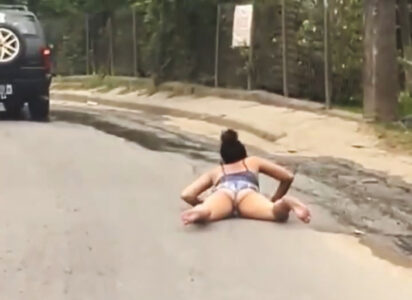 Read more about the article Girl Falls Flat On Face Twerking On Moving Car Roof