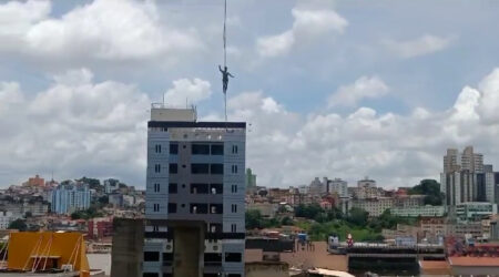 Read more about the article High-Wire Daredevils Walk 200ft Up Between Buildings